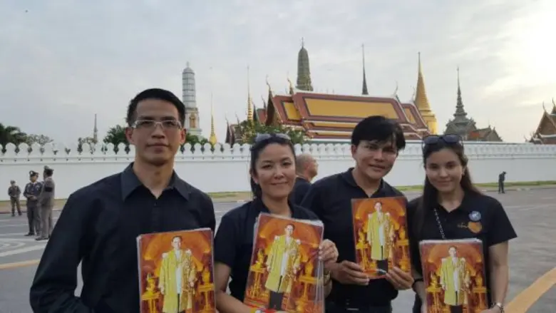 ครูมิ้ง-ชายแฮ็คส์-ซีแนม จิตอาสารวมใจจัดพิมพ์พระบรมสาทิสลักษณ์ พระบาทสมเด็จพระปรมินทรมหาภูมิพลอดุลยเดช แจกประชาชนที่สนามหลวง