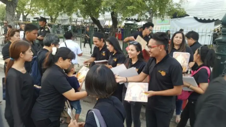 ครูมิ้ง-ชายแฮ็คส์-ซีแนม จิตอาสารวมใจจัดพิมพ์พระบรมสาทิสลักษณ์ พระบาทสมเด็จพระปรมินทรมหาภูมิพลอดุลยเดช แจกประชาชนที่สนามหลวง
