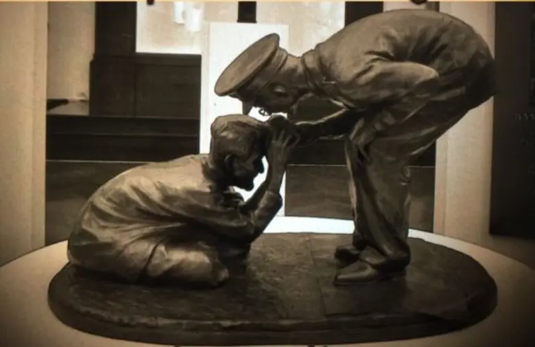 "ธ สถิตในดวงใจไทยนิรันดร์ Forever in our Heart;Foreverour King นิทรรศการที่หลอมรวมผลงานศิลปกรรมที่สร้างขึ้นด้วยความรัก ความศรัทธาจากเหล่าศิลปินเพชรน้ำเอกแห่งวงการศิลปะยุครัตนโกสินทร์