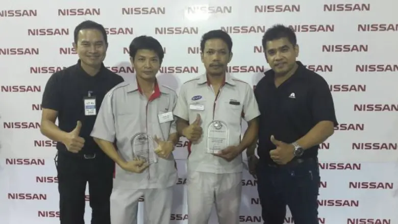 ชาญณัฎฐ์ แขวงนคร (ซ้าย) ผู้ชำนาญการด้านสี...