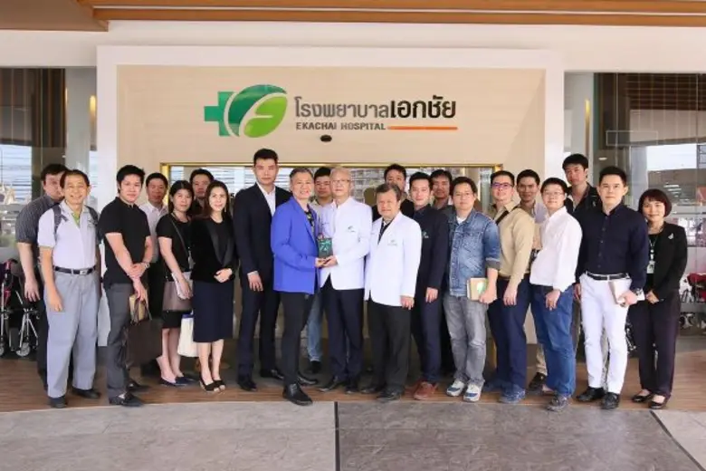 นายแพทย์อำนาจ เอื้ออารีมิตร (แถวหน้า ที่ ...