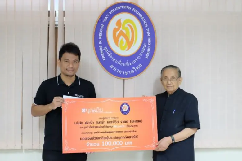 นายสราวุธ ปาเจริญ (ซ้าย) ผู้จัดการอาวุโสฝ...