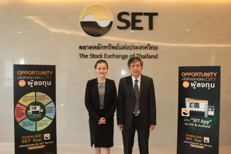 นางสาวสุกัญญา สุขเจริญไกรศรี (ซ้าย) ประธา...