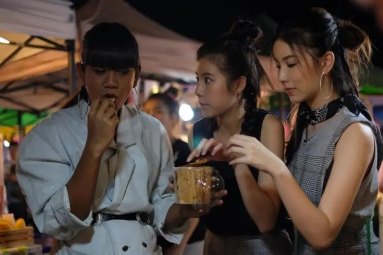 ทีวีไกด์: รายการ “#TEAMGIRL” “เอสเธอร์-มุก-เจนนี่” ตะลอนกินของอร่อย กับ 5 ร้านเด็ด ที่ตลาดนัดรถไฟรัชดา