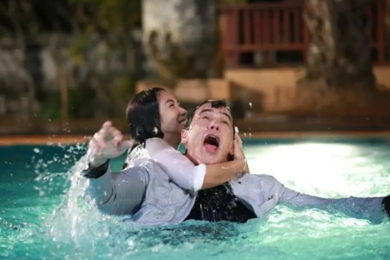 “วิลลี่” แค้นฝังหุ่น ได้ทีเอาคืน ถีบ “ป๊อก” ตกน้ำ โทษฐานควงหนุ่มมาเย้ย