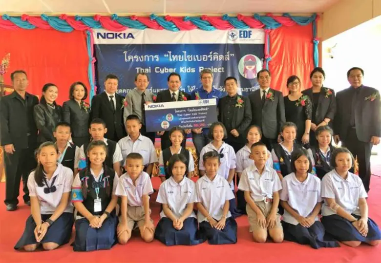 ดร.วิชัย แสงศรี (แถวหลังที่ 6 จากซ้าย) ผู...