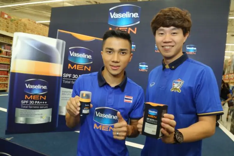ครั้งแรก! เจ ชนาธิป ท้าดวลแมนๆ เตะบอลสุดมันส์กับ “Vaseline Men Match ศึกผู้กล้า ท้าชนแดด” ฟาดแข้งสกอร์ต่อสกอร์กับ Interactive Football Game