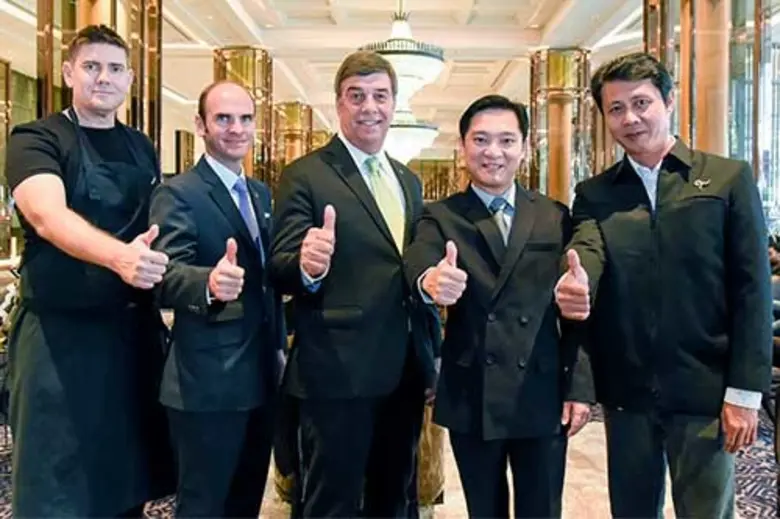 มร.บ็อบ ฟาบิอาโน (ที่3จากซ้าย) ผู้จัดการท...