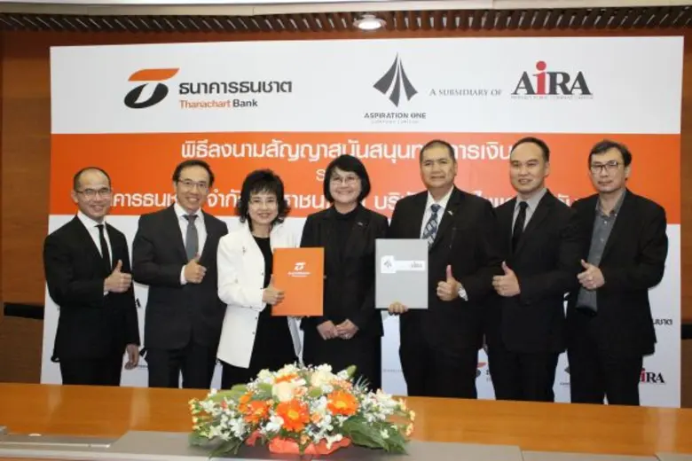 คุณนลินี งามเศรษฐมาศ (กลาง) ประธานเจ้าหน้...