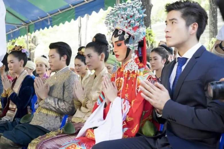 ผู้จัด อ๊อฟ พงษ์พัฒน์ แดง ธัญญา นำทีมทัพนักแสดง บวงสรวงละคร 2 เรื่อง 2 รสละคร “รากนครา,เสน่ห์นางงิ้ว”