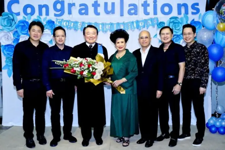 จรินทร์ สุมานนท์ (คนกลาง) มอบช่อดอกไม้แสด...