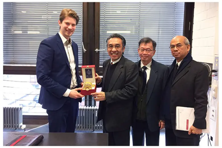 นายภานุวัฒน์ ตริยางกูรศรี (ที่ 3 จากขวา) ...