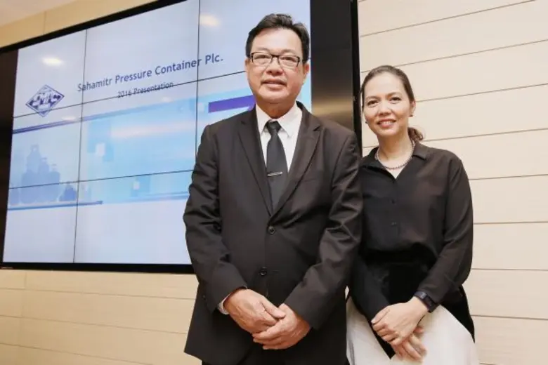 นายสุรศักดิ์ เอิบสิริสุข (ซ้าย) กรรมการผู...