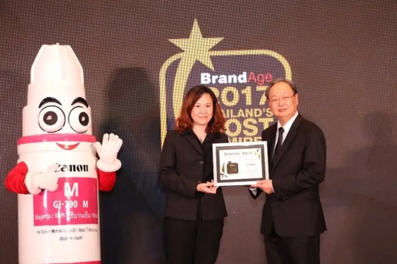 คุณ เนตรนรินทร์ จันทร์จรัสสุข (ซ้าย) ผู้อ...