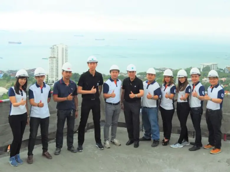 นายจิรฐา วรปรางกุล (ที่ 5 จากซ้าย) ผู้ช่ว...