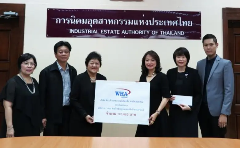 นางสาวจรีพร จารุกรสกุล (กลางขวา) ประธานเจ...