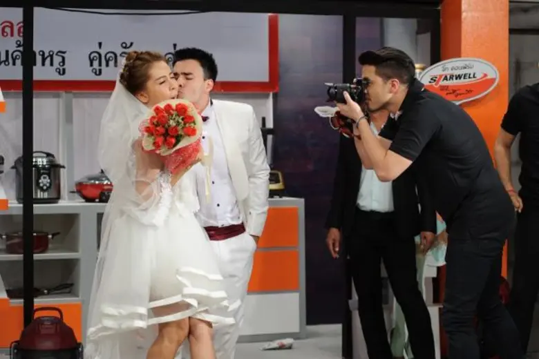 ทีวีไกด์: ซิทคอม "บริษัท ฮาไม่จำกัด" “ว่าน ธนกฤต” เลิฟซีนเดือด!!! โน้มคอ รัวจูบ “ตั๊ก – บริบูรณ์” ชุดใหญ่ กลาง“บริษัท ฮาไม่จำกัด”