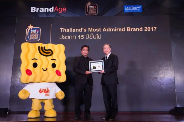 นายธนพัฒน์ โรจนไพบูลย์ (ซ้าย) ผู้จัดการกล...