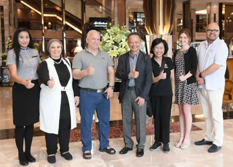 นายสัญญา แสงบุญ (กลาง) กรรมการผู้จัดการแล...