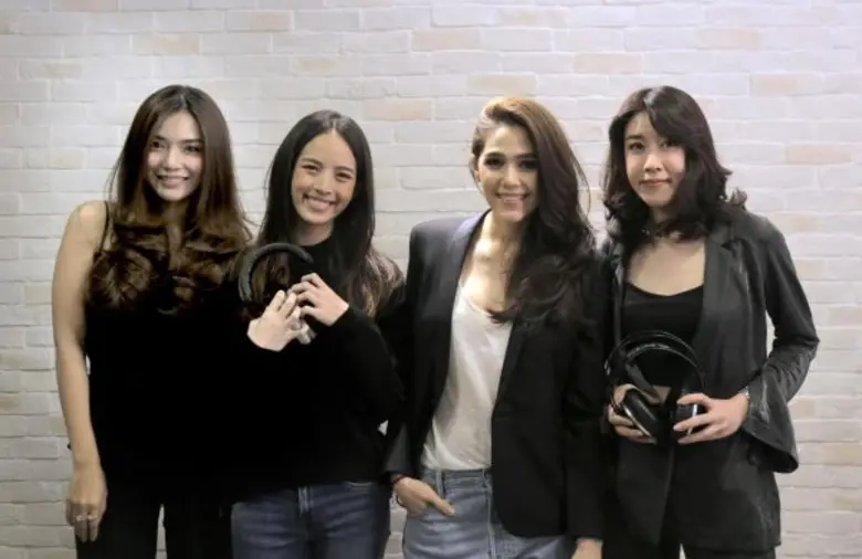 8 สาวกามเทพ แห่งคิวปิดฮัต แจกความสดใส ในเพลง “หัวใจครึ่งดวง”