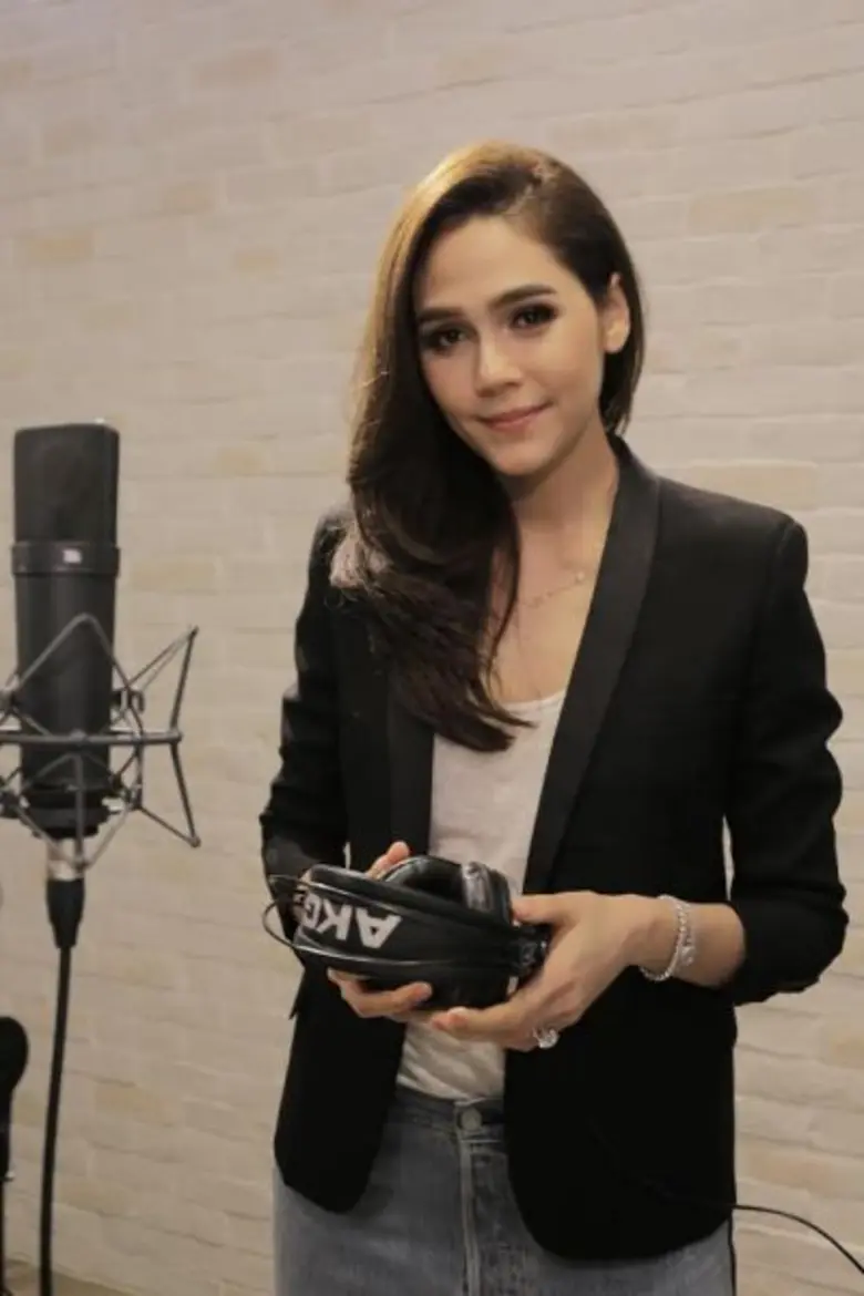 8 สาวกามเทพ แห่งคิวปิดฮัต แจกความสดใส ในเพลง “หัวใจครึ่งดวง”