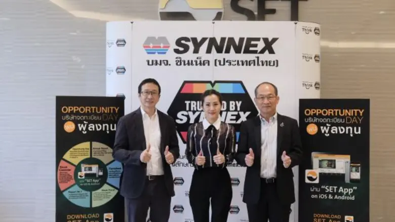 นางสาวสุธิดา มงคลสุธี (กลาง) ประธานเจ้าหน...