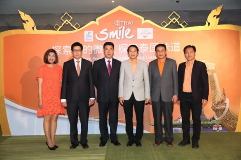 ดร.คณิศ แสงสุพรรณ (ที่สามจากขวา) ประธานคณ...