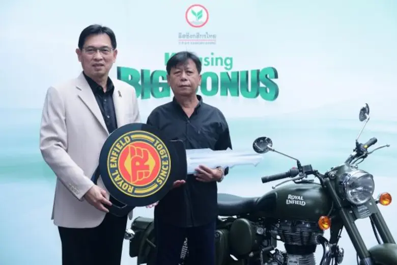 นายศาศวัต วีระปรีย (ซ้าย) ประธานกรรมการบร...