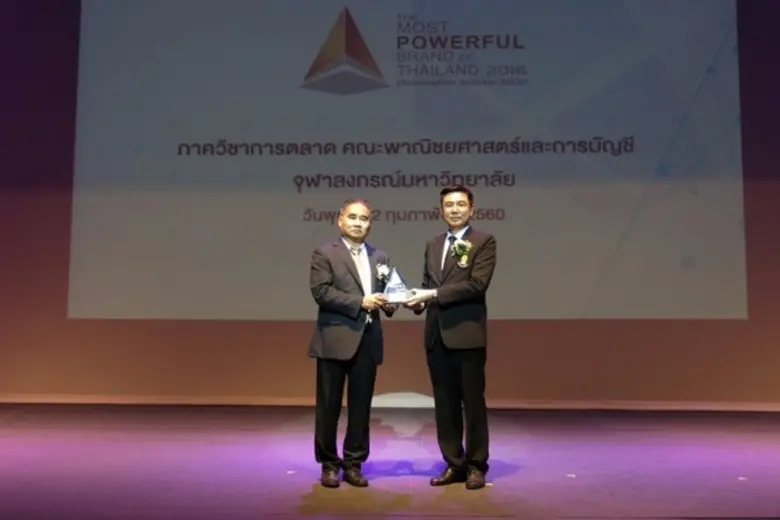 วีระชัย ธีรภาพพจนกุล (ซ้าย) กรรมการผู้จัด...