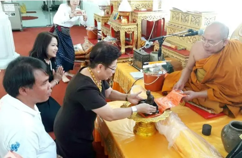 ตลาดสี่มุมเมืองร่วมทำบุญทอดผ้าวัดพระพุทธบาทห้วยต้ม