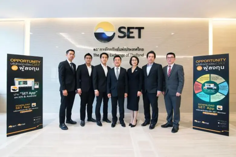 คุณอดิศักดิ์ สุขุมวิทยา (กลาง) ประธานเจ้า...