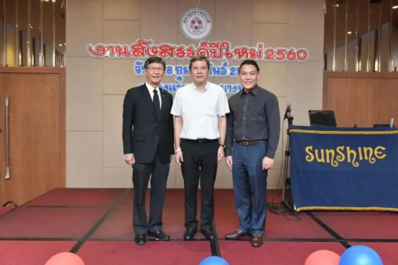 ดร.ชาญกฤช เดชวิทักษ์ (ขวา) ประธานสภาอุตสา...