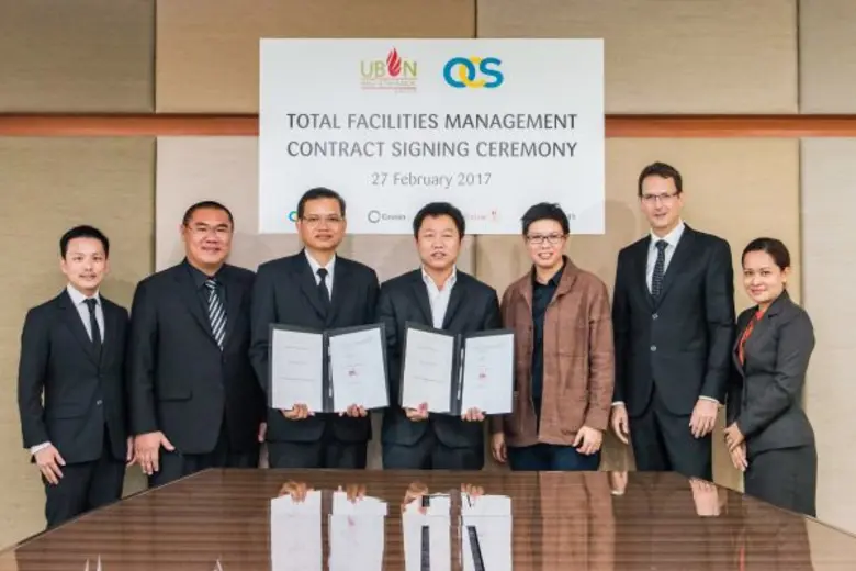 ประสิทธิ์ ประตาทะยัง (ที่ 3 จากซ้าย) ผู้จ...