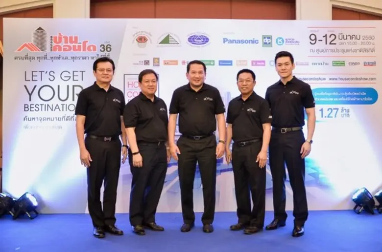 นายวิชัย พูลวรลักษณ์ (ซ้ายสุด) ประธานคณะก...