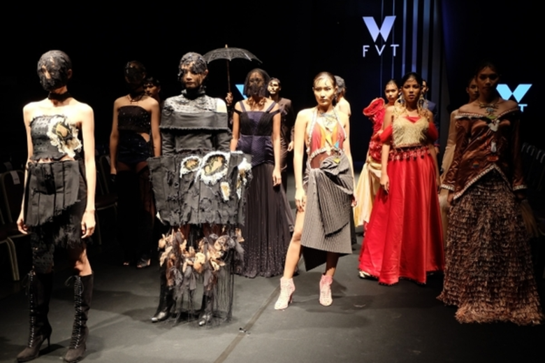 คณะศิลปกรรม ฯ DPU ผนึก 5 สถาบัน มหา’ลัยเครือข่ายแฟชั่น จัดเดินแคทวอล์ค “Fashion V together”โชว์ผลงาน นศ.