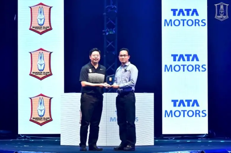 นายปวิณ ภิรมย์ภักดี (ซ้าย) ประธานสโมสรบาง...