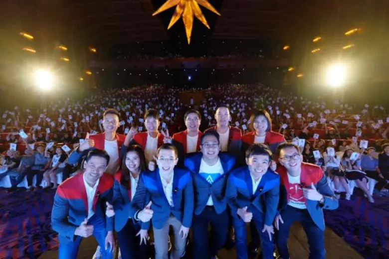 นายสุธี อัสววิมล (แถวหลัง-กลาง) ครูและผู้...