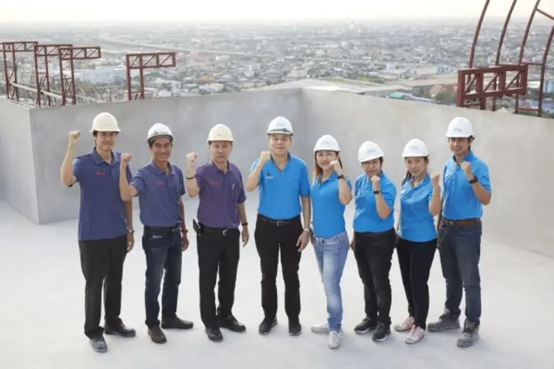 คุณวิโรจน์ กัปปิยจรรยา (กลาง) กรรมการผู้จ...