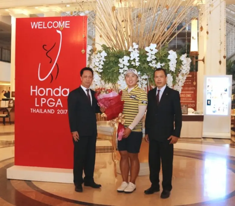 ผู้บริหารของโรงแรมดุสิตธานี พัทยาถ่ายภาพร...