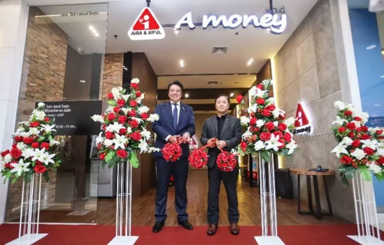 นายคัทสุฮิโกะ มาโดโนะ (ขวา) ประธานเจ้าหน้...