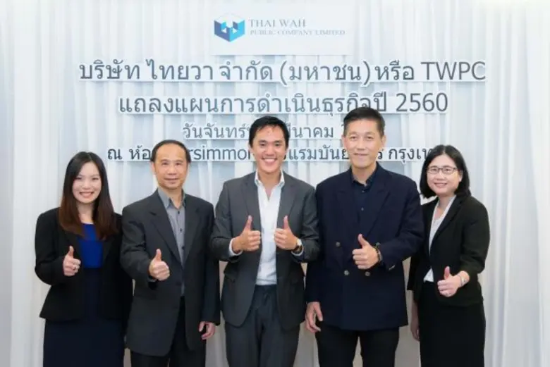 คุณโฮ เรน ฮวา (กลาง) ประธานเจ้าหน้าที่บริ...