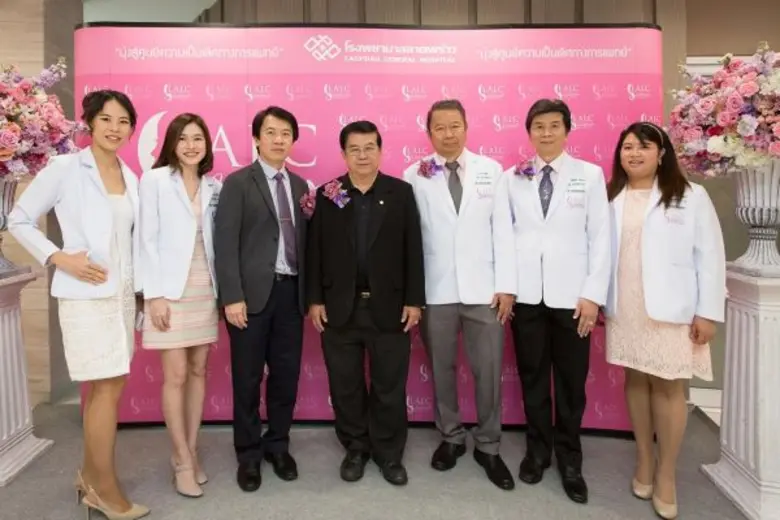 ศ.นพ.สมศักดิ์ โล่ห์เลขา (ที่ 4 จากซ้าย) ป...