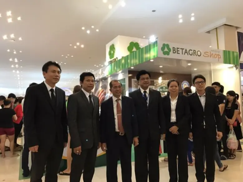 นายวรวุฒิ วณิชกุลบดี รองกรรมการผู้จัดการใ...