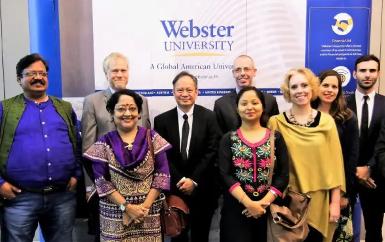 ดร. คีธ อี. เวลช์ (ที่ 2 จากซ้าย) อธิการบ...