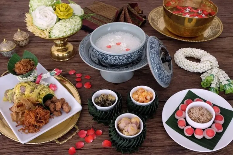 บุฟเฟต์ข้าวแช่ตำรับโบราณ ณ ห้องอาหารมิสสย...