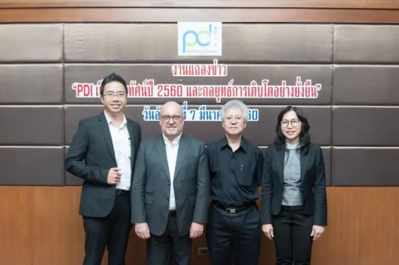 คุณฟรานซิส แวนเบลเลน ( ที่ 2 จากซ้าย) กรร...