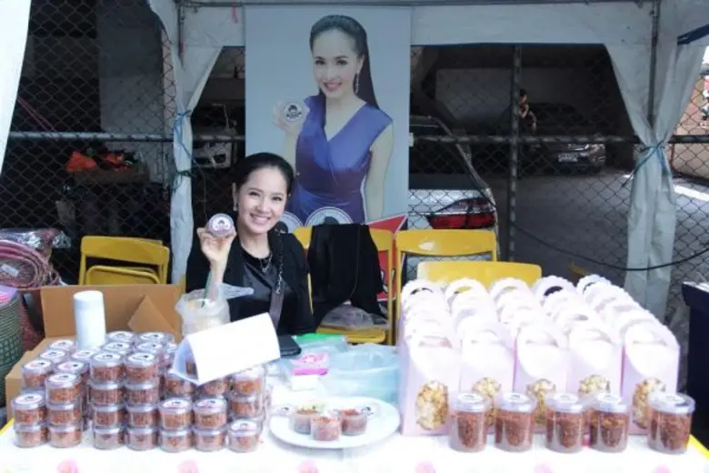จัดเต็มกันเช่นเคย!! กับสินค้าอุปโภค บริโภค ในงาน “ตลาดนัดดารา วิก 3 พระราม 4” พิเศษสุด...สินค้าฝีมือชาวบ้านจาก “มูลนิธิส่งเสริมศิลปาชีพฯ” มาให้อุดหนุน
