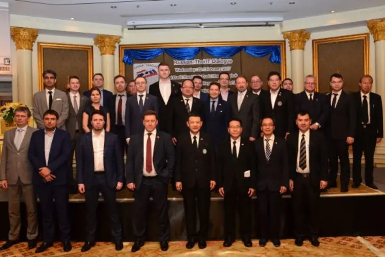 นายคีริลล์ บาร์สกี้ (แถวหลังที่ 5 จากขวา)...