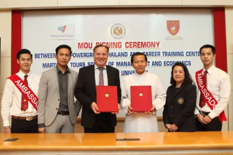 มร.ไซมอน แมททิวส์ (คนที่ 3 จากซ้าย) ผู้จั...