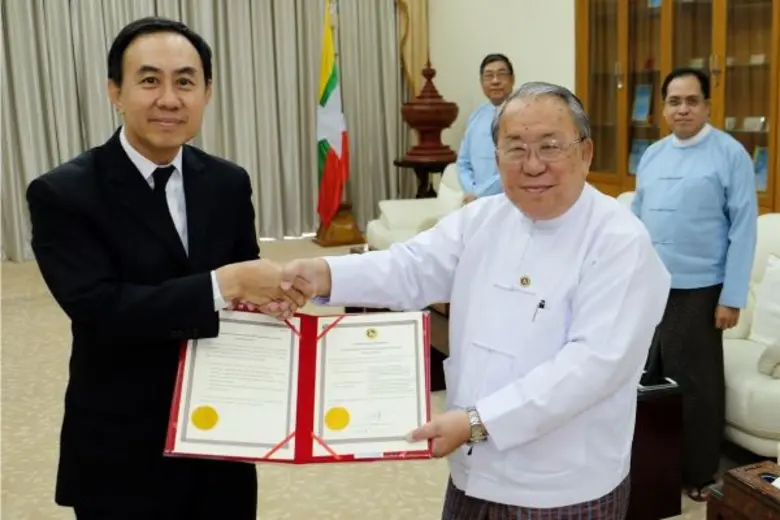 นายพิศิษฐ์ เสรีวิวัฒนา (ซ้าย) กรรมการผู้จ...